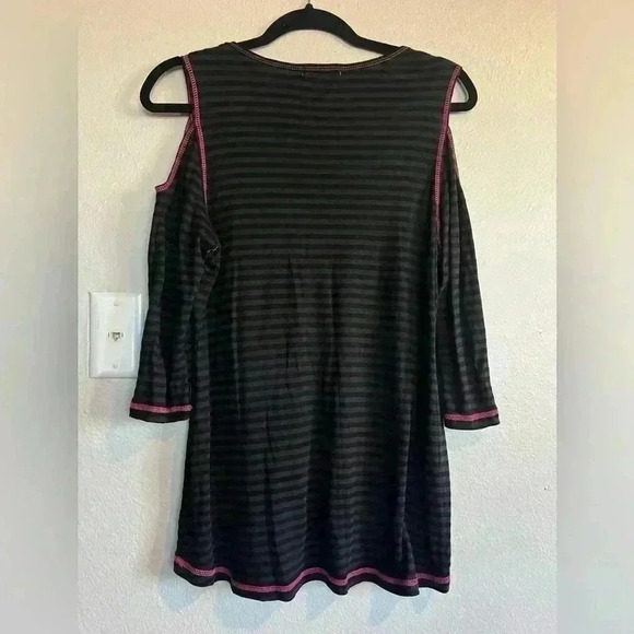 Live and let live woman’s blouse - Picture 2 of 4